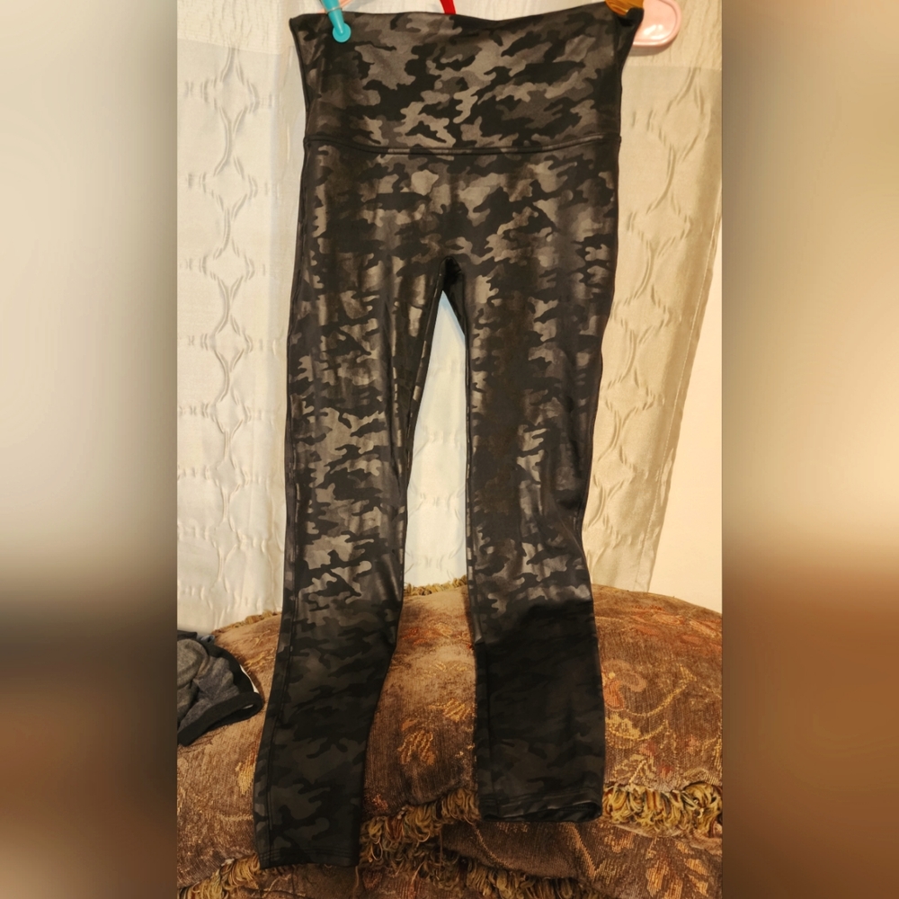 SPANX XL Black Camo Leggings